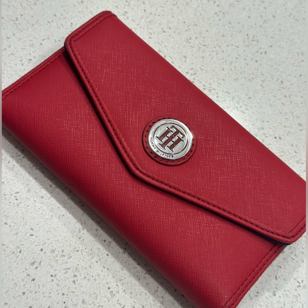 Tommy Hilfiger Wallet. In excellent conditions.